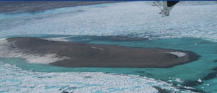 Каффеклуббен — самый близкий к Северному Полюсу остров. Каффеклубен — маленькое пятнышко, затерянное посреди Ледовитого океана и названное в честь кофейни. Возможно ли, что в будущем появится остров с именем Старбакс? Фото.