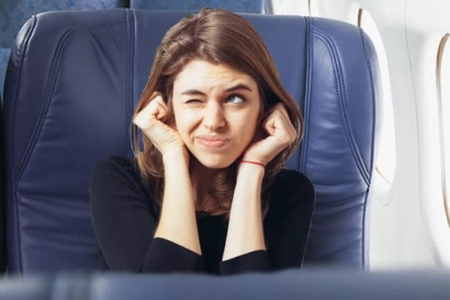 Почему жевательная резинка помогает от заложенности ушей в самолете? Фото.