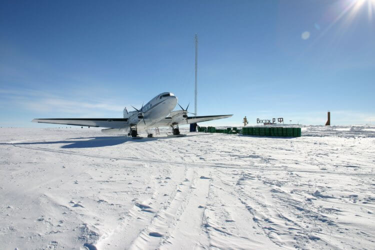 Что находится подо льдами Антарктиды? Озеро Восток находится прямо под одноименной станцией в Антарктиде. Фото.