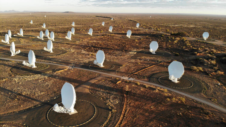 Откуда взялись гигантские пузыри в центре галактики. Телескоп MeerKAT Южноафриканской радиоастрономической обсерватории (SARAO). Фото.
