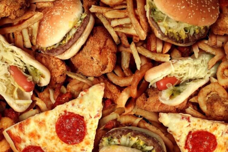 Вред фастфуда. Хорошенько подумайте прежде чем питаться пиццей и гамбургерами больше трех раз в неделю. Фото.