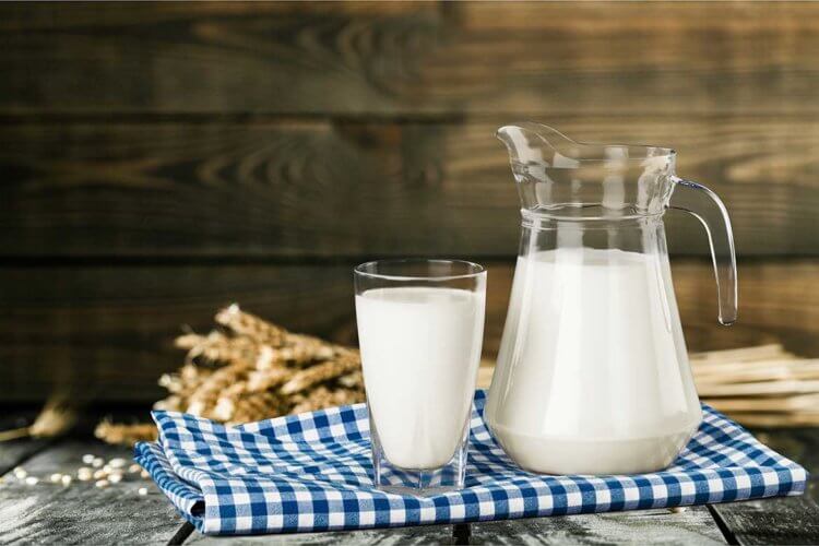 Полезно ли пить молоко? Ученые до сих пор спорят о пользе и вреде молочных продуктов. Фото.