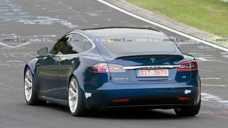 Tesla Model S или Porsche Taycan — кто мощнее? Прототип Tesla Model S P100D+ ловко вошел в поворот. Фото.