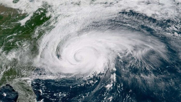 Атеисты готовы заплатить, чтобы за них не молились. Так выглядел ураган Флоренс с борта Международной космической станции. Фото.