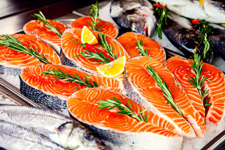 Почему рыбий жир полезен. Источник рыбьего жира — это не только капсулы, но и вполне себе вкусная красная рыба. Фото.