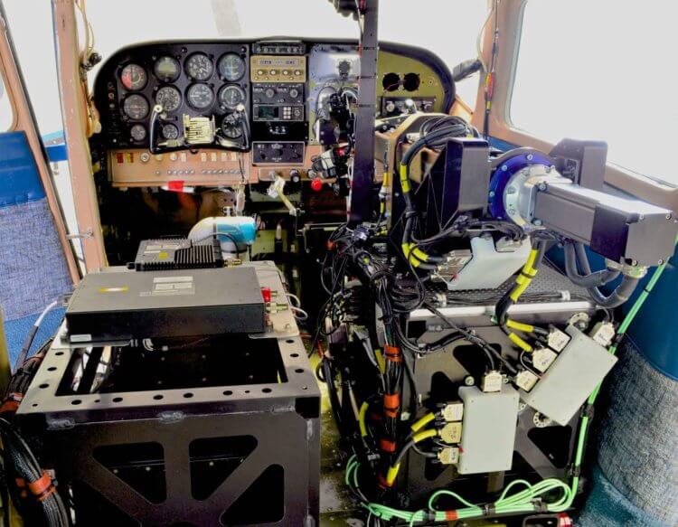 Беспилотный самолет с роботом-пилотом. Кабина пилота с установленным ROBOpilot. Фото.