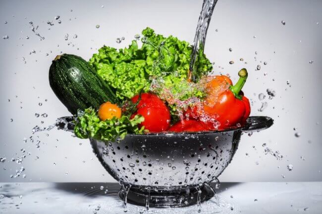 Нужно ли мыть фрукты и овощи с мылом? Фото.