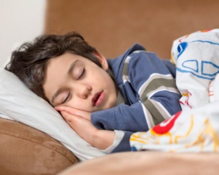 Сон поможет стать более внимательным. Полноценный сон очень важен как для детей, так и и их родителей. Фото.
