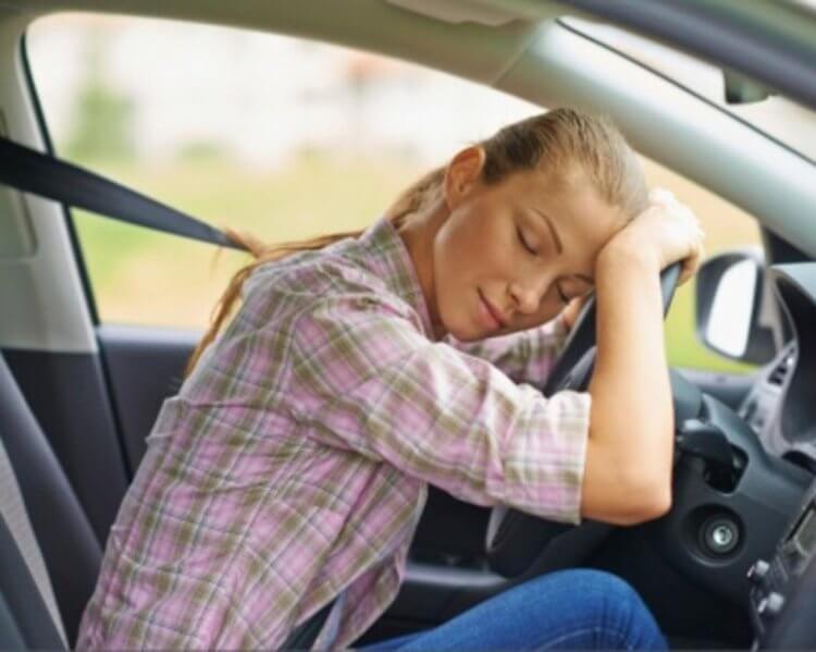 Как сделать речь лучше. Сонный водитель напоминает пьяного и также плохо говорит. Фото.