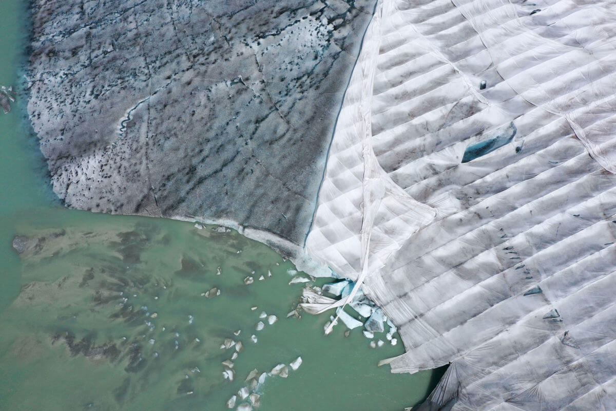 Таяние ледников одна из наиболее острых проблем, стоящих перед человечеством. Фото.