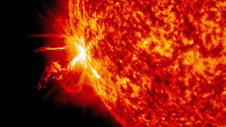 Чем опасны магнитные бури? Вспышки на солнце и солнечные пятна — причина магнитных бурь на Земле. Фото.
