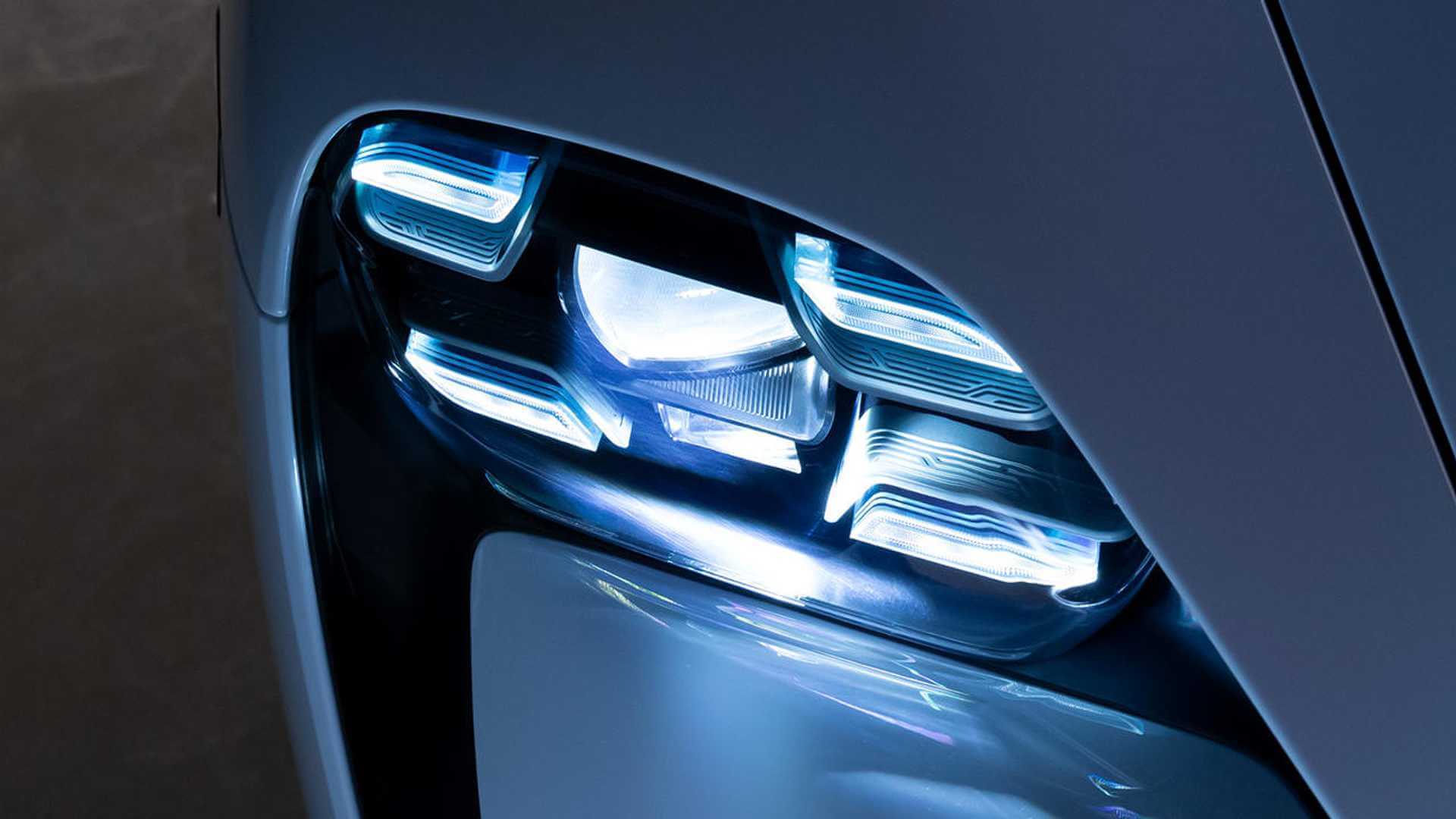 Обзор Porsche Taycan. Фары тоже имеют фирменный стиль Porsche с четырьмя точками по углам. Фото.