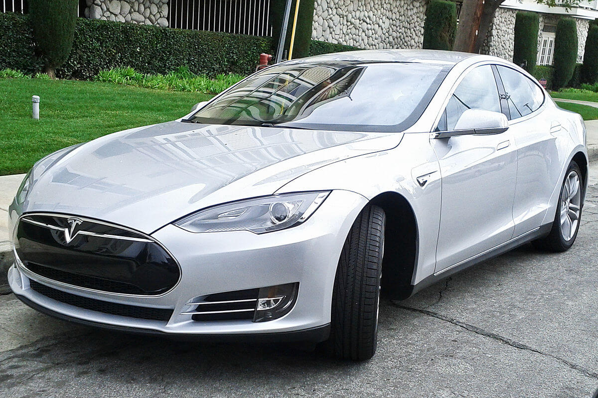 Безопасный самоуправляемый автомобиль. Tesla Model S может проехать на одной зарядке несколько сотен километров и управляться автономно. Фото.