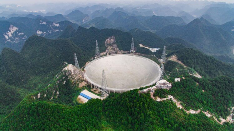 В Китае построили телескоп для поиска внеземной жизни. Так выглядит самый большой радиотелескоп в мире. Фото.