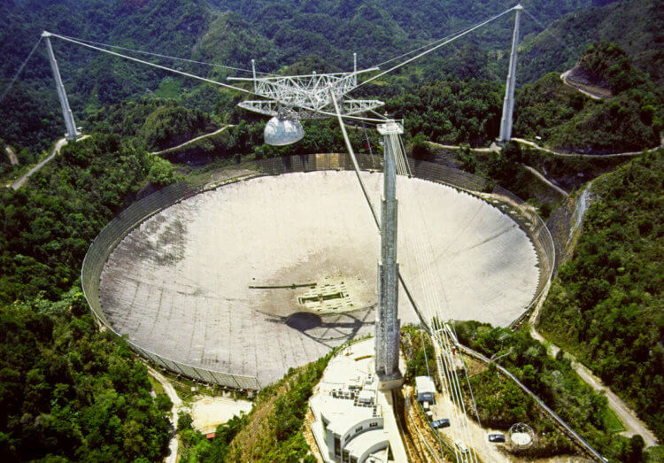 Самый большой радиотелескоп на Земле. На фото телескоп обсерватории Аресибо в Пуэрто-Рико. Фото.