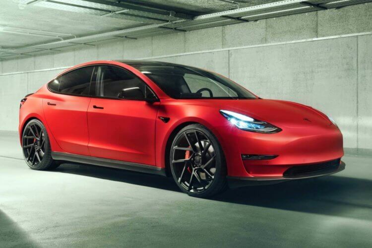 Автомобили Tesla научились ездить по парковкам без водителя. Автомобиль Tesla Model 3. Фото.