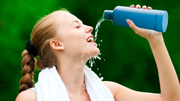 Правда ли, что в день нужно пить 2 литра воды? Считается, что нормой общего употребления жидкости в сутки являются приблизительно 12 стаканов воды. Фото.
