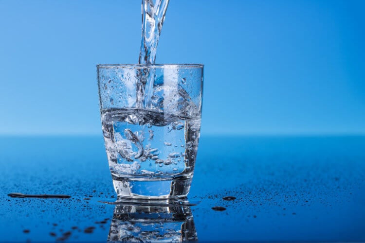 Сколько воды нужно пить в день? Существующее мнение о том, что нам следует употреблять не менее двух литров чистой воды в сутки, может оказаться в корне неверным. Фото.
