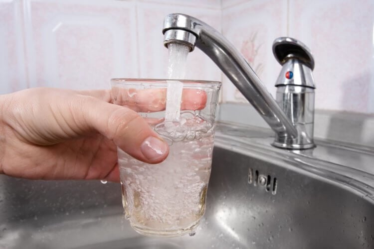 Чем опасна водопроводная вода? Употребление воды из-под крана может грозить онкологическими заболеваниями. Фото.