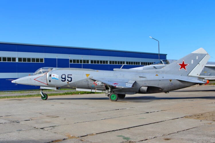 Российские и советские самолеты с вертикальным взлетом. Як-38 выглядел куда лучше своего предшественника. Функциональность его тоже была выше. Фото.