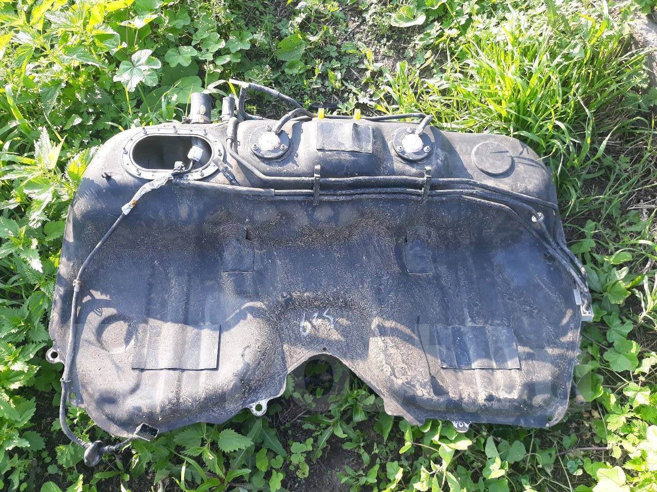 Это бензобак автомобиля и он достаточно глубоко спрятан в недрах автомобиля. Фото.