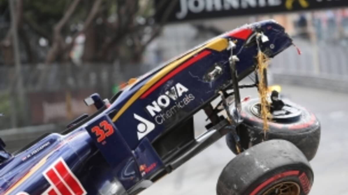 Так ломается носовой обтекатель. Никакого клина и не остается. Фото.