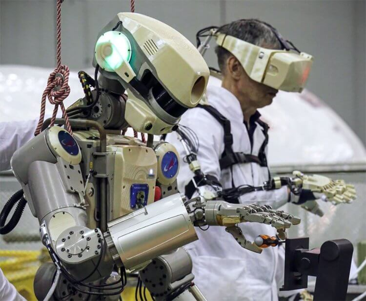 Зачем нужны человекоподобные роботы. Робот FEDOR в деле. Правда, дело это пока не самое важное. Фото.