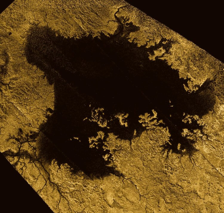 Похож ли Титан на нашу планету? Так выглядит озеро Титана Laegia Mare, в которое стекает метан после дождя. Фото.