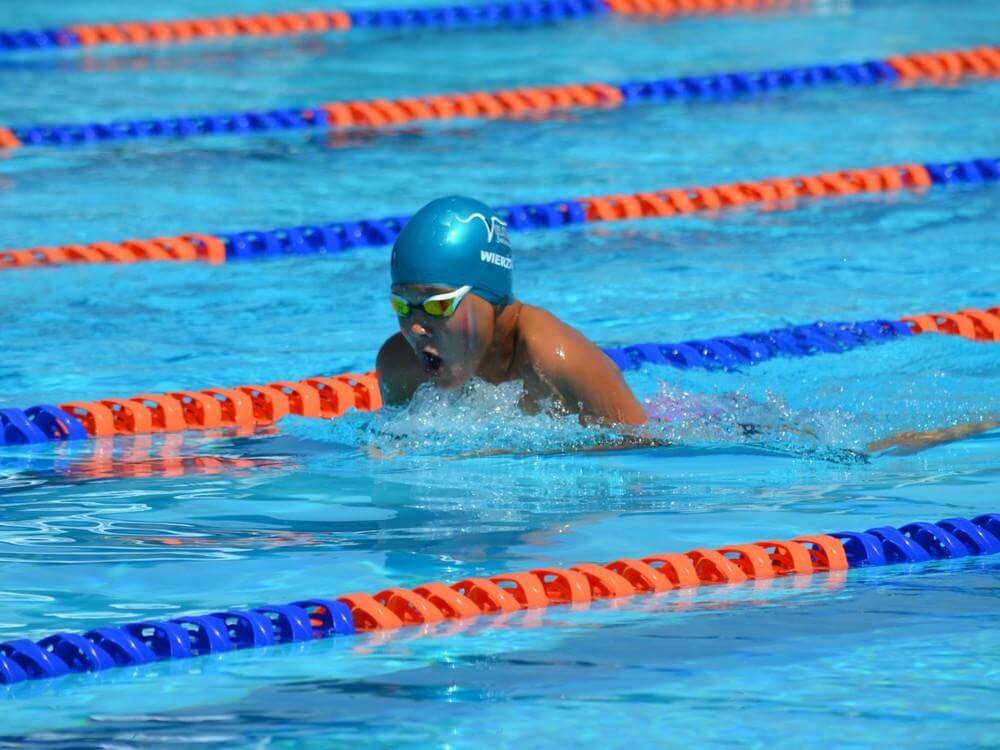 Плавание улучшает когнитивные способности. Плавание улучшает вашу способность думать. Фото.