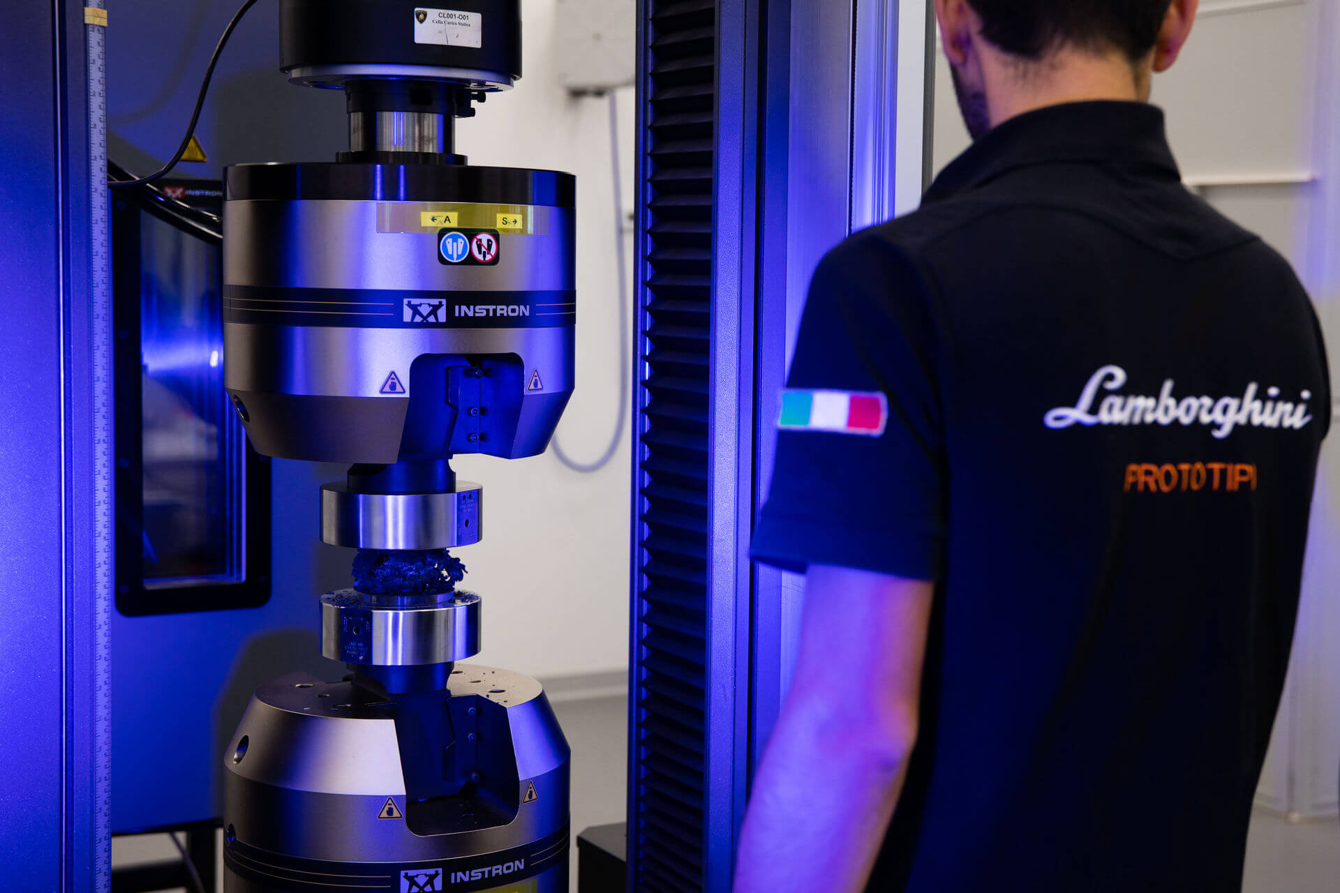 Космонавты помогут Lamborghini создать новый материал для автомобилей. Lamborghini стала первым производителем автомобилей, которая тестирует материалы в космосе. Фото.