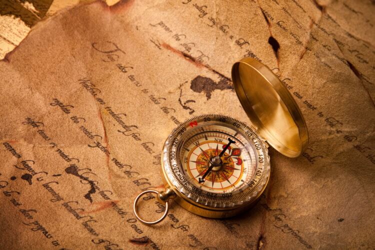 Как работает компас? Компасы впервые были изобретены в Древнем Китае в качестве приборов для определения сторон света при дальних путешествиях. Фото.