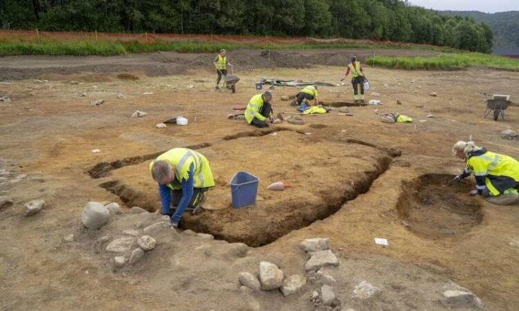 В Норвегии найдены останки загадочного дома, где хоронили викингов. Фотография с места раскопок загадочного дома. Фото.