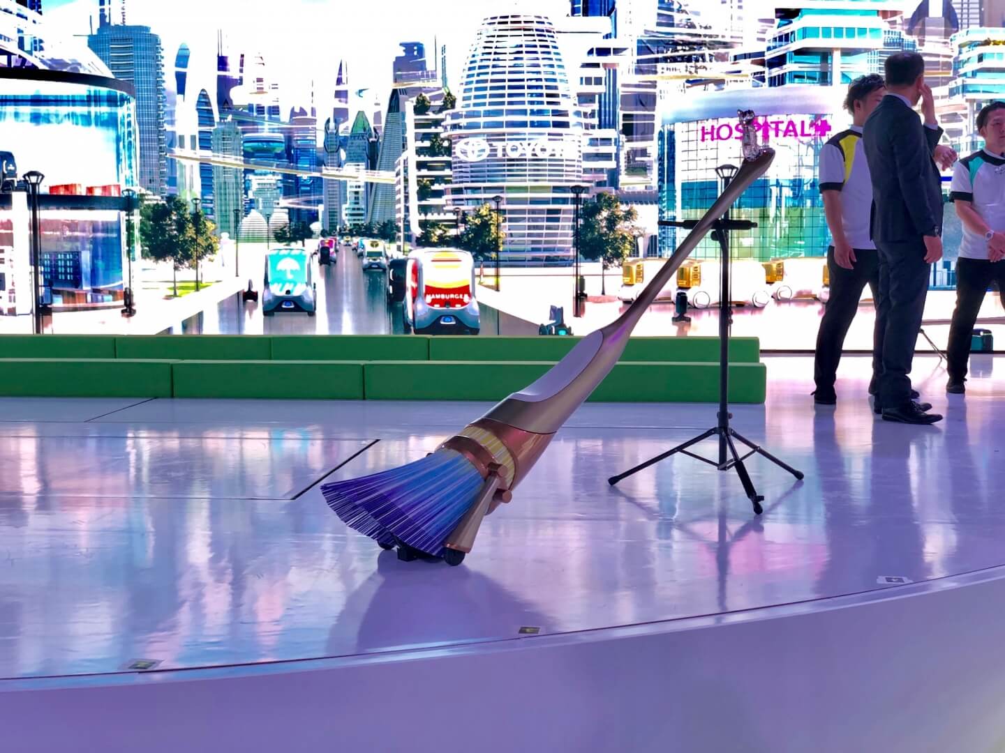 Существует ли метла Бабы-яги? Электрическая метла Toyota на Токийском автосалоне. Фото.