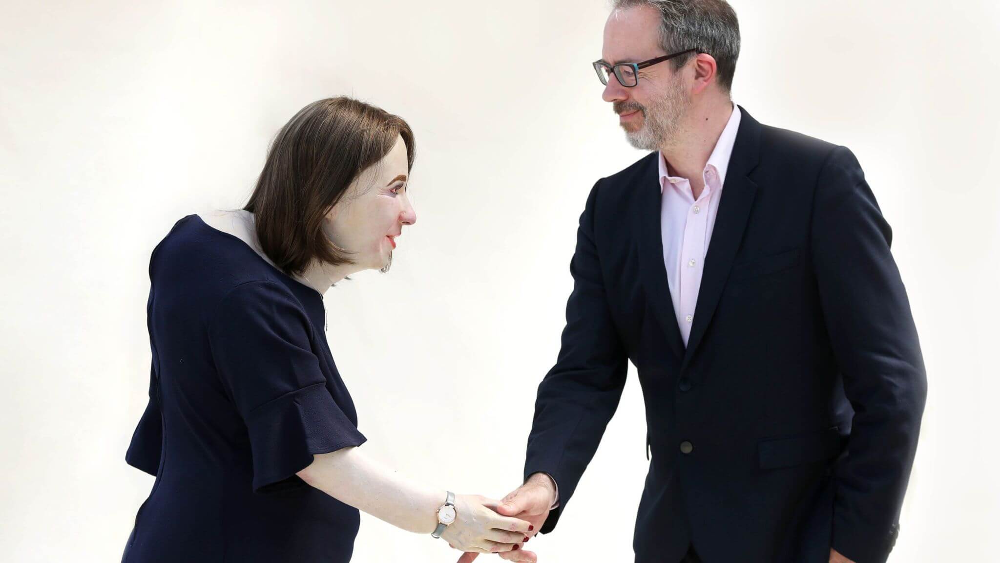 Во что офисная работа может превратить человека. Эмма и ее создатель пожимают друг другу руки. Во что офисная работа может превратить человека. Эмма и ее создатель пожимают друг другу руки. Фото.