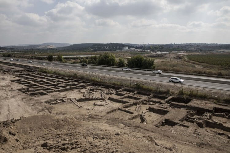 В Израиле нашли руины древнего города рекордного размера. Руины города Эн Эсур были найдены во время строительства автомагистрали. Фото.