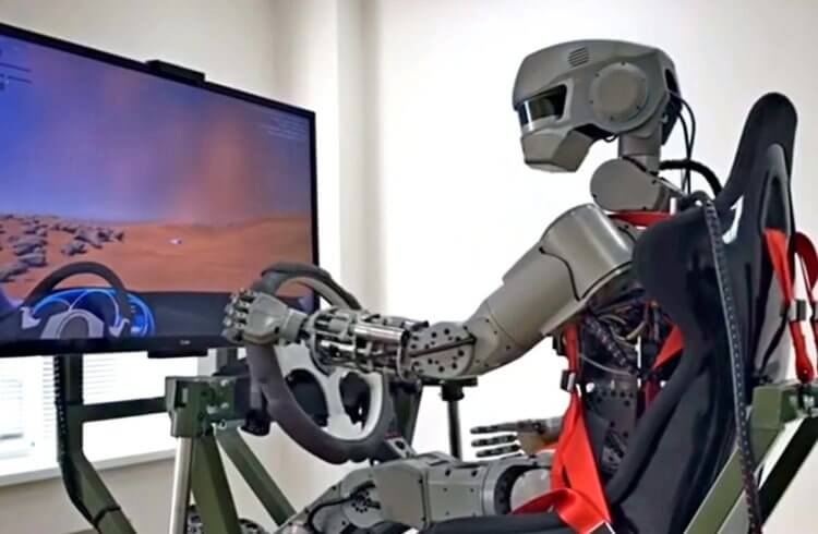 История робототехники. Вот научите роботов слишком многому, а они начнут за вас даже в компьютерные игры играть. Фото.