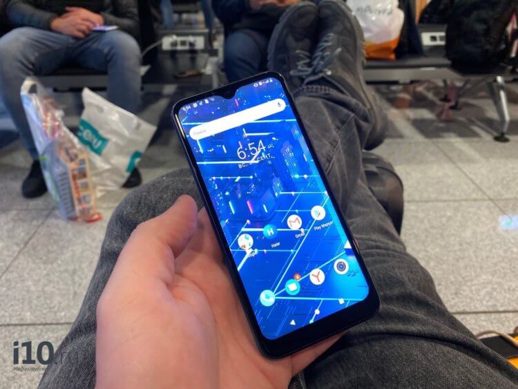 Смартфон дешевле 10 000 рублей. В аэропорту тяжело сидеть без смартфона в руке. Фото.