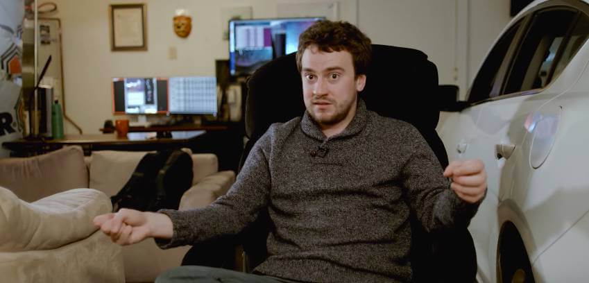 Джордж Хоц с увлечением рассказывает о своем проекте. Фото.