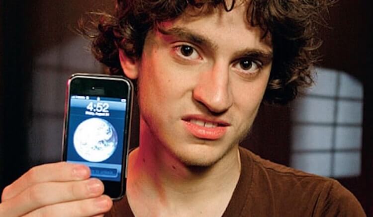 На лице Хотца так и читается: «Могли бы сделать защиту более сложной». Фото.