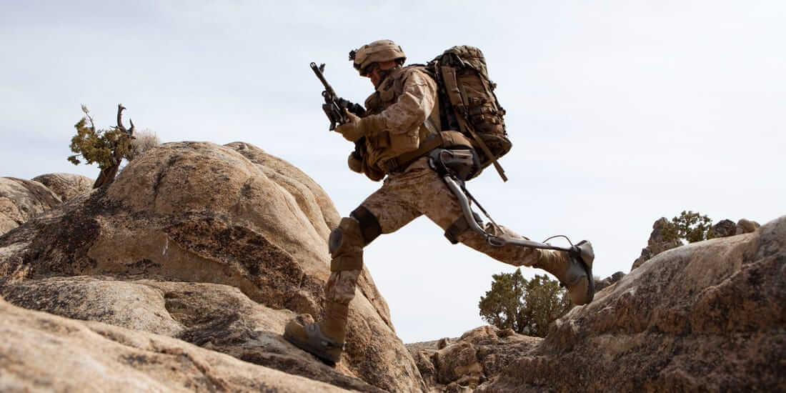 Зачем нужен экзоскелет. Военные экзоскелеты позволяют с легкостью переносить тяжелый груз. Фото.