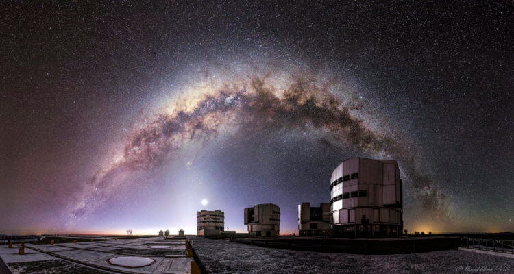 Что происходит в результате столкновения нейтронных звезд? Так выглядит Very Large Telescope в Чили. Фото.