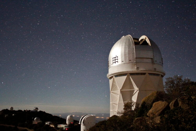 Телескоп для поиска темной энергии будет наблюдать за 35 миллионами галактик. Обсерватория Кит-Пик. Фото.