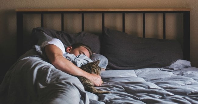 Почему с возрастом люди меньше спят? Фото.