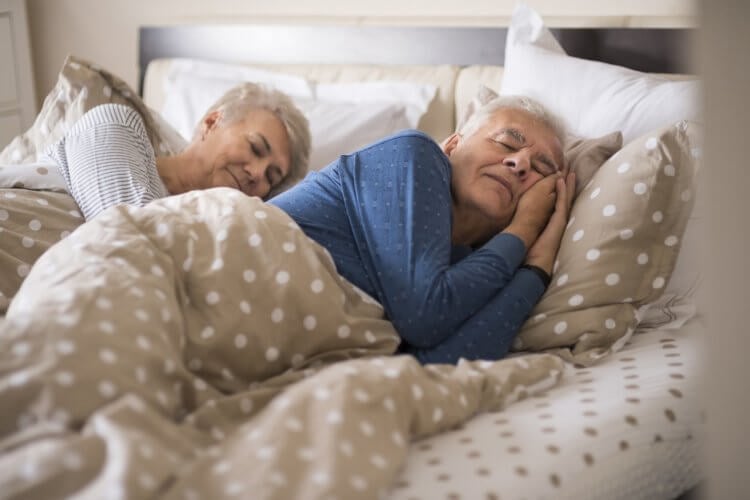 Почему люди спят? Оказывается, людям старшего возраста просто-напросто сложнее выспаться. Фото.