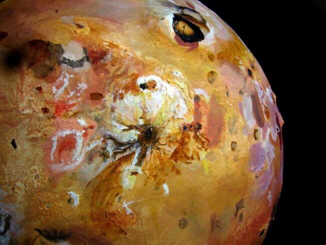 Странная луна Юпитера продолжает удивлять ученых спустя 400 лет после своего открытия. Фото.