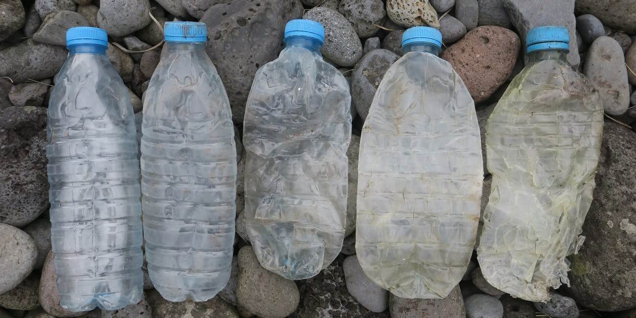 Пластиковые бутылки разлагаются от 450 до 1000 лет. Фото.