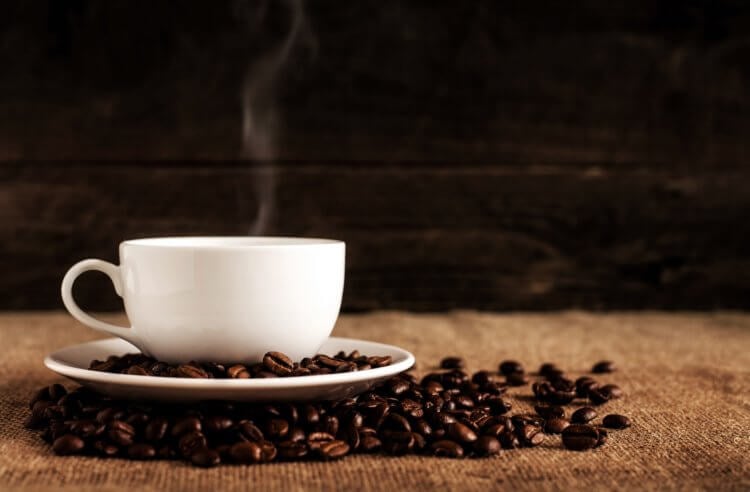 Вред кофе для беременных. Кофеин содержится не только в кофе, но и энергетиках и чае. Фото.