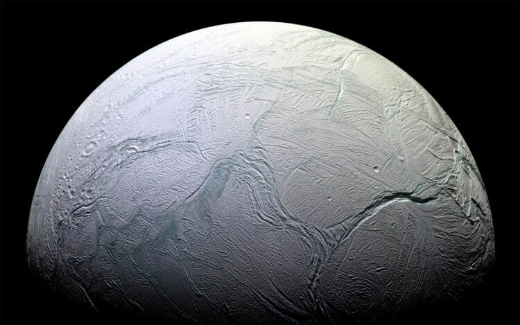 В воде спутника Сатурна найдена органика. Ледяной Энцелад может скрывать под своей поверхностью настоящую инопланетную жизнь. Фото.