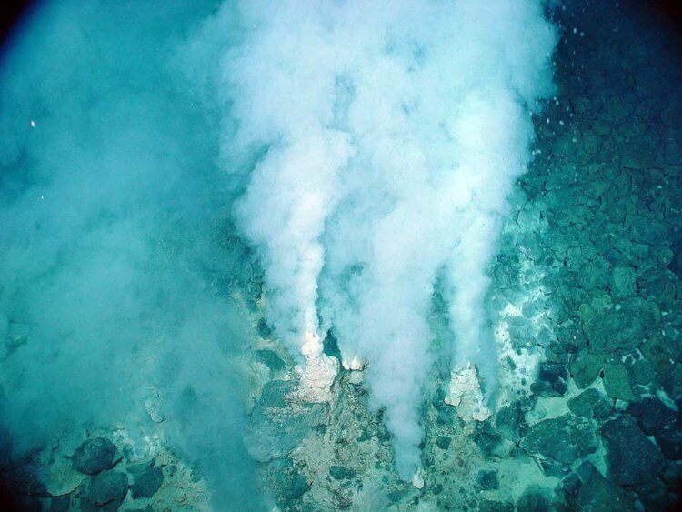 Может ли зародиться жизнь на Энцеладе? Гидротермальные источники могли стать колыбелью жизни на Земле. Фото.