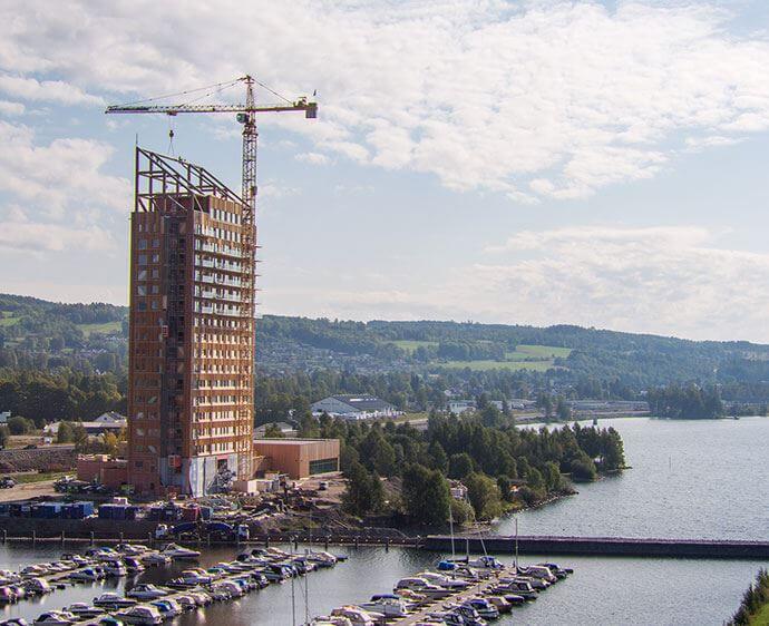 Самое высокое здание из дерева. Фото строительства здания Mjostarnet. Фото.